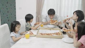 festa de pizza em família video