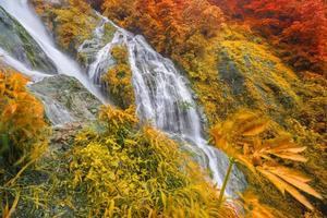 La cascada de pitugro a menudo se llama cascadas en forma de corazón umphang, tailandia foto