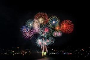 coloridos fuegos artificiales de varios colores en la noche con concepto de celebración y aniversario
