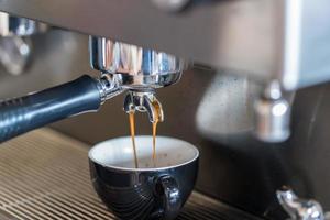 Máquina de café expreso en una cafetería. foto