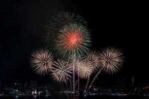 coloridos fuegos artificiales de varios colores en la noche con concepto de celebración y aniversario foto