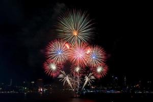 coloridos fuegos artificiales de varios colores en la noche con concepto de celebración y aniversario foto