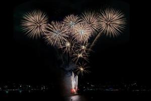 coloridos fuegos artificiales de varios colores en la noche con concepto de celebración y aniversario foto