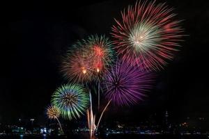 coloridos fuegos artificiales de varios colores en la noche con concepto de celebración y aniversario
