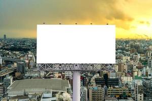 Gran cartelera en blanco listo para un nuevo anuncio con puesta de sol foto
