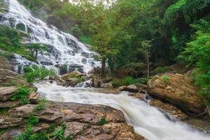 La cascada de mae ya es una gran y hermosa cascada en chiang mai, tailandia foto
