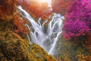 La cascada de pitugro a menudo se llama cascadas en forma de corazón umphang, tailandia foto