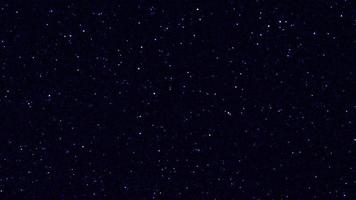 las estrellas brillan en el cielo azul de la noche. video