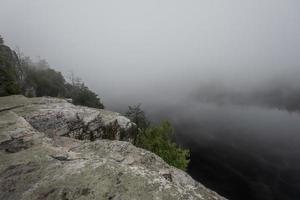 niebla sobre el lago minnewaska foto