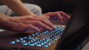 vrouw handen typen op het toetsenbord 's avonds laat. video