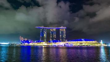 El láser de lapso de tiempo se iluminó en un espectáculo deslumbrante en el paseo marítimo de Marina Bay Sands por la noche en Singapur. video