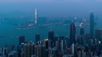 lapso de tiempo día a noche vista del paisaje urbano del centro de la vista del horizonte de hong kong desde el pico victoria el famoso mirador en hong kong. video