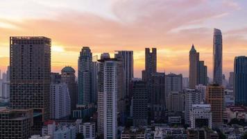 lapso de tiempo del día a la noche del edificio moderno en la zona de negocios en bangkok, tailandia. video