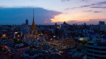 Zeitraffer von Tag zu Nacht von Wat Traimit witthayaram Worawihan attraktiver Tempel für den Tourismus. tempel des goldenen buddha in bangkok, thailand video