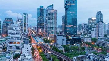 Lapso de tiempo del día a la noche del edificio moderno en la zona de negocios durante la hora punta en Bangkok, Tailandia video