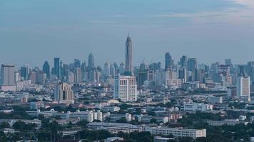 Zeitraffer-Luftbild von modernen Bürogebäuden, Eigentumswohnung in der Innenstadt der Großstadt bei Sonnenuntergang bis Nacht in Bangkok, Thailand? video