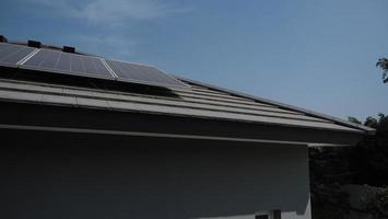 fotovoltaica. panel de celdas solares. Planta de energía de techo solar en el techo.
