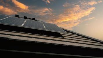 fotovoltaica. panel de celdas solares. Planta de energía de techo solar en el techo. foto