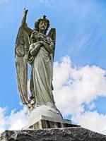 nueva orleans la usa 2017 - ángel y mujeres en la parte superior de la tumba foto