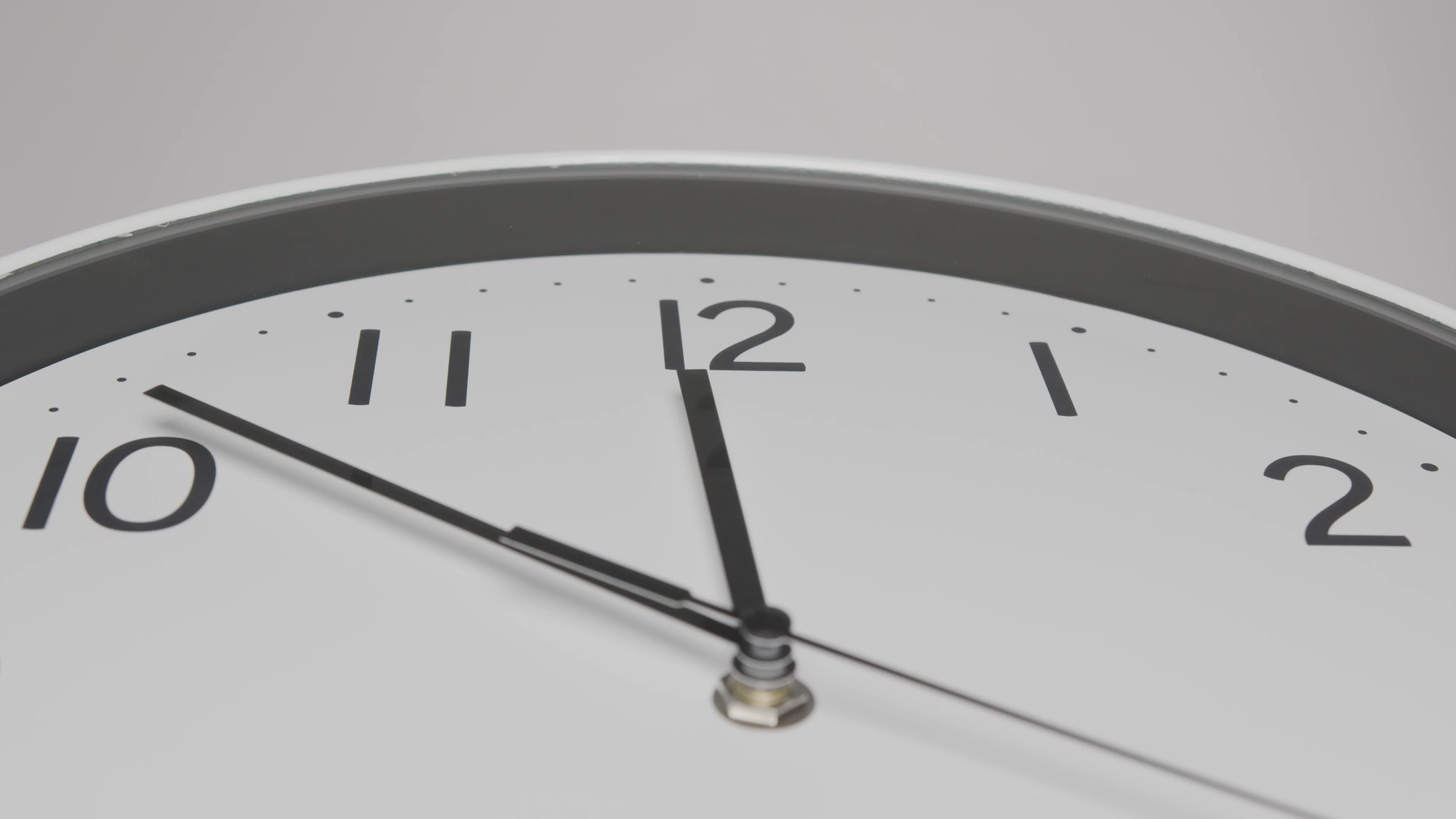 Que indica la store manecilla corta del reloj
