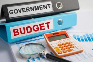 gobierno, presupuesto. negocio de informe de finanzas de datos de carpeta con análisis gráfico en la oficina. foto