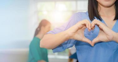 doctor, mujeres, forma de mano, corazón, sano, cuidado, concepto, y, mundo, corazón, dat, concepto foto