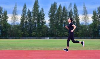 mujeres deportivas corriendo ejercicio o trotando foto