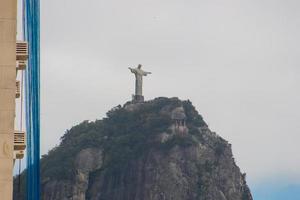 cristo redentor visto desde el barrio de copacabana en río de janeiro, brasil.