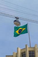 Bandera de Brasil con el teleférico del Pan de Azúcar en el fondo en Río de Janeiro, Brasil. foto