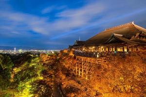 hermosa naturaleza otoño colorido con espectáculo de luces en el templo kiyomizu dera en kyoto, japón.kiyomizu-dera es uno de los templos más famosos de japón y también sitios del patrimonio mundial de la unesco. foto