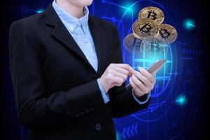 Mujer de negocios usa tecnología de teléfonos inteligentes invierte en bitcoin.Diseño conceptual para tecnología de criptomoneda e inversión de dinero. foto