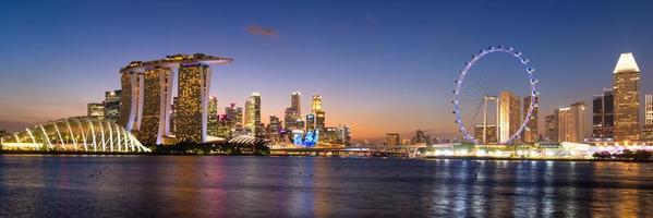 Vista panorámica del área de construcción del centro de negocios durante el crepúsculo en Singapur. foto