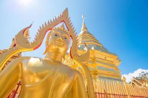estatua de buda en wat phra that doi suthep con cielo azul en chiang mai. el atractivo lugar de turismo para turistas y punto de referencia de chiang mai, tailandia. foto