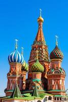 Catedral de San Basilio en la Plaza Roja con cielo despejado en Moscú, Rusia
