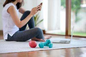 Mujer asiática mantenerse en forma haciendo ejercicio en casa para un estilo de vida saludable foto