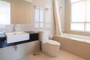 Interior de casa de diseño moderno cuarto de baño con ducha e inodoro