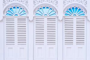 Hermosa arquitectura de ventanas blancas con marco decorativo de antiguo edificio clásico. foto