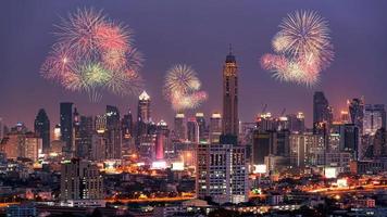 Los fuegos artificiales iluminan el espectáculo en el cielo sobre el centro de la ciudad de Bangkok por la noche, Tailandia. Bangkok es la ciudad más poblada del sudeste asiático. foto