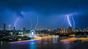 trueno, tormenta, relámpago, en, el, oscuro, cielo nublado, encima, área de construcción empresarial, en, bangkok, tailandia. Bangkok es la capital de Tailandia y también la ciudad más poblada. foto