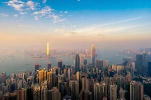 centro de hong kong el famoso paisaje urbano vista del horizonte de hong kong durante el crepúsculo vista desde el pico victoria el famoso mirador en hong kong. foto