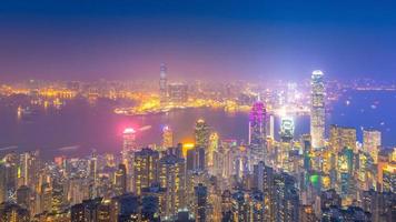 centro de hong kong el famoso paisaje urbano vista del horizonte de hong kong durante el crepúsculo vista desde el pico victoria el famoso mirador en hong kong. foto