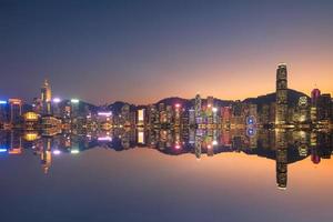 Vista del paisaje urbano del centro de Hong Kong durante la puesta de sol desde el lado de Kowloon en Hong Kong. foto