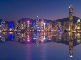 El centro de Hong Kong el famoso paisaje urbano vista del horizonte de Hong Kong desde el lado de Kowloon en Hong Kong