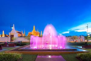 espectáculo de danza de la fuente frente a wat phra kaew, el templo del buda esmeralda en bangkok, tailandia. foto