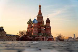 Catedral de San Basilio en la Plaza Roja durante el amanecer en Moscú en Rusia foto