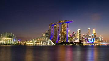 Vista panorámica del área de construcción del centro de negocios durante el crepúsculo en Singapur. foto