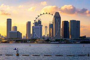 Vista del paisaje urbano del área de construcción del centro de negocios durante la puesta del sol en Singapur.