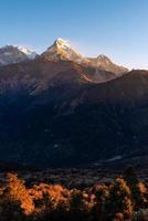 vista de la naturaleza de la cordillera del Himalaya en el punto de vista de la colina de poon, nepal. foto