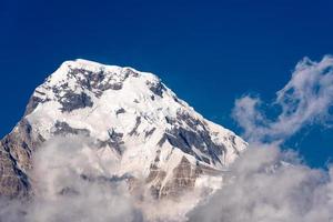Pico de la montaña sur de Annapurna con fondo de cielo azul en Nepal foto