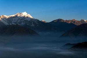 vista de la naturaleza de la cordillera del Himalaya en el punto de vista de la colina de poon, nepal. Poon Hill es el famoso mirador de la aldea de gorepani para ver un hermoso amanecer sobre la cordillera de Annapurna en Nepal